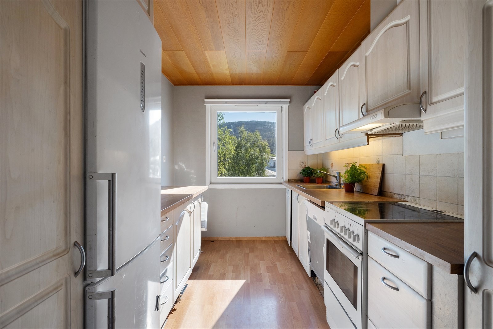 Kjøkkenet er avskjermet og romslig på 8,1 m² - her ligger alt til rette for å modernisere etter egen smak. Galleribilde