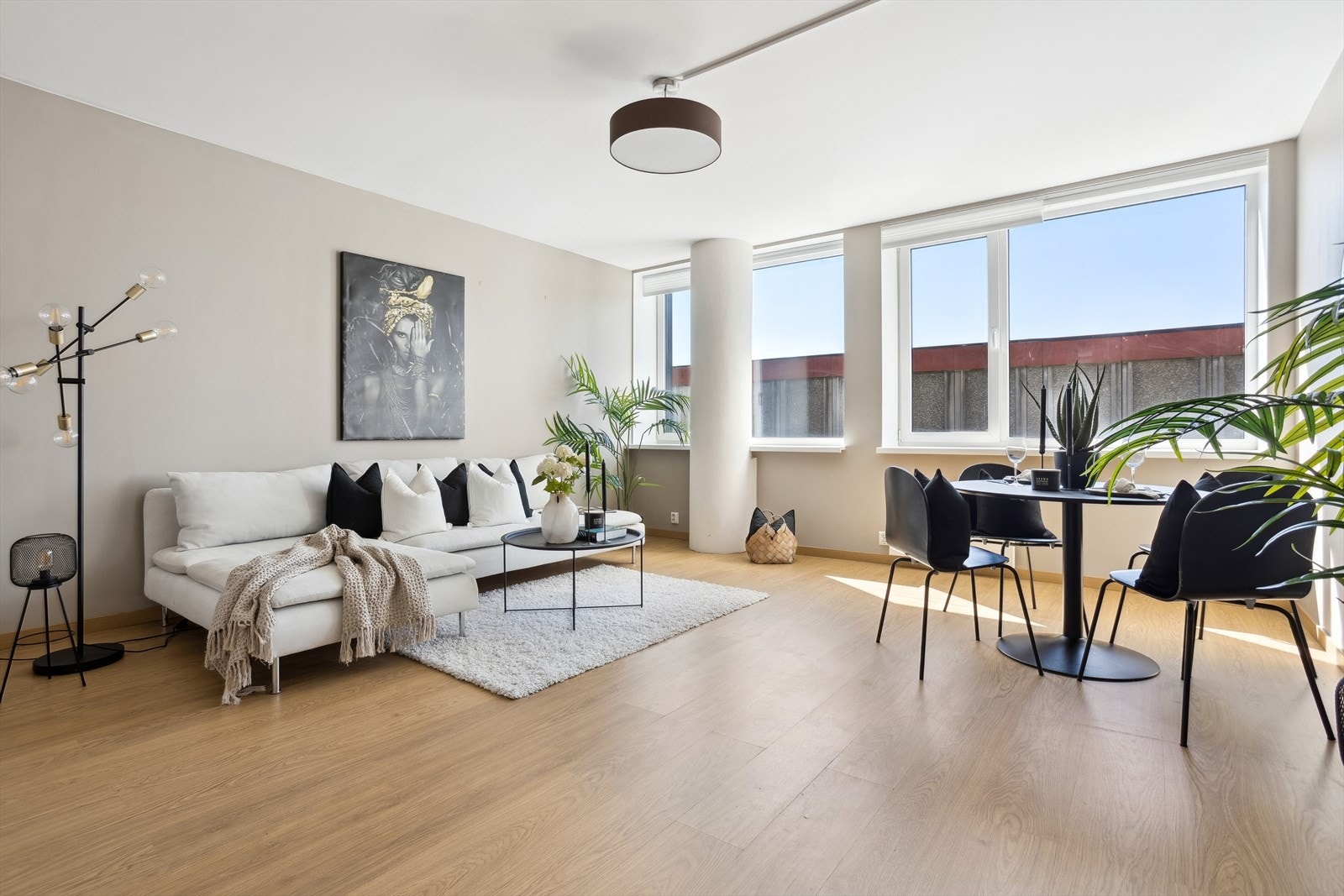 Stor stue på 31,9 m² med god takhøyde på 2,54m Galleribilde