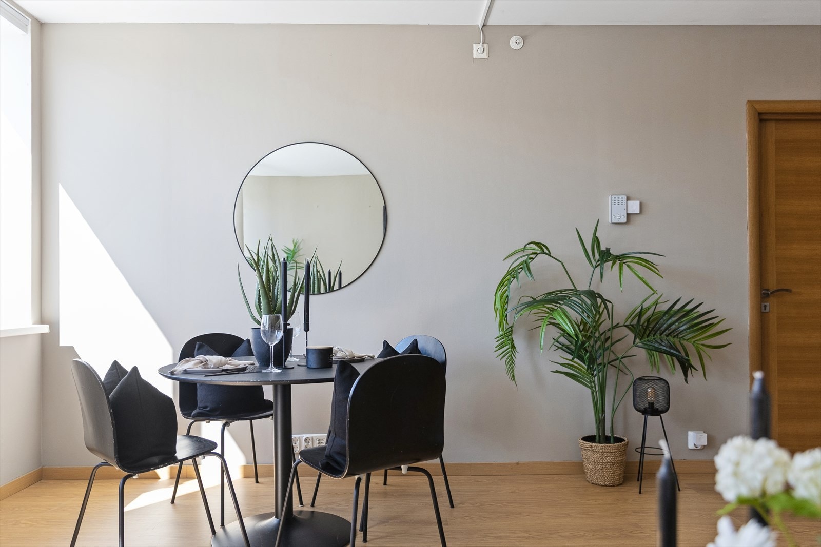 Fra stuen er det dør inn til leilighetens soverom Galleribilde