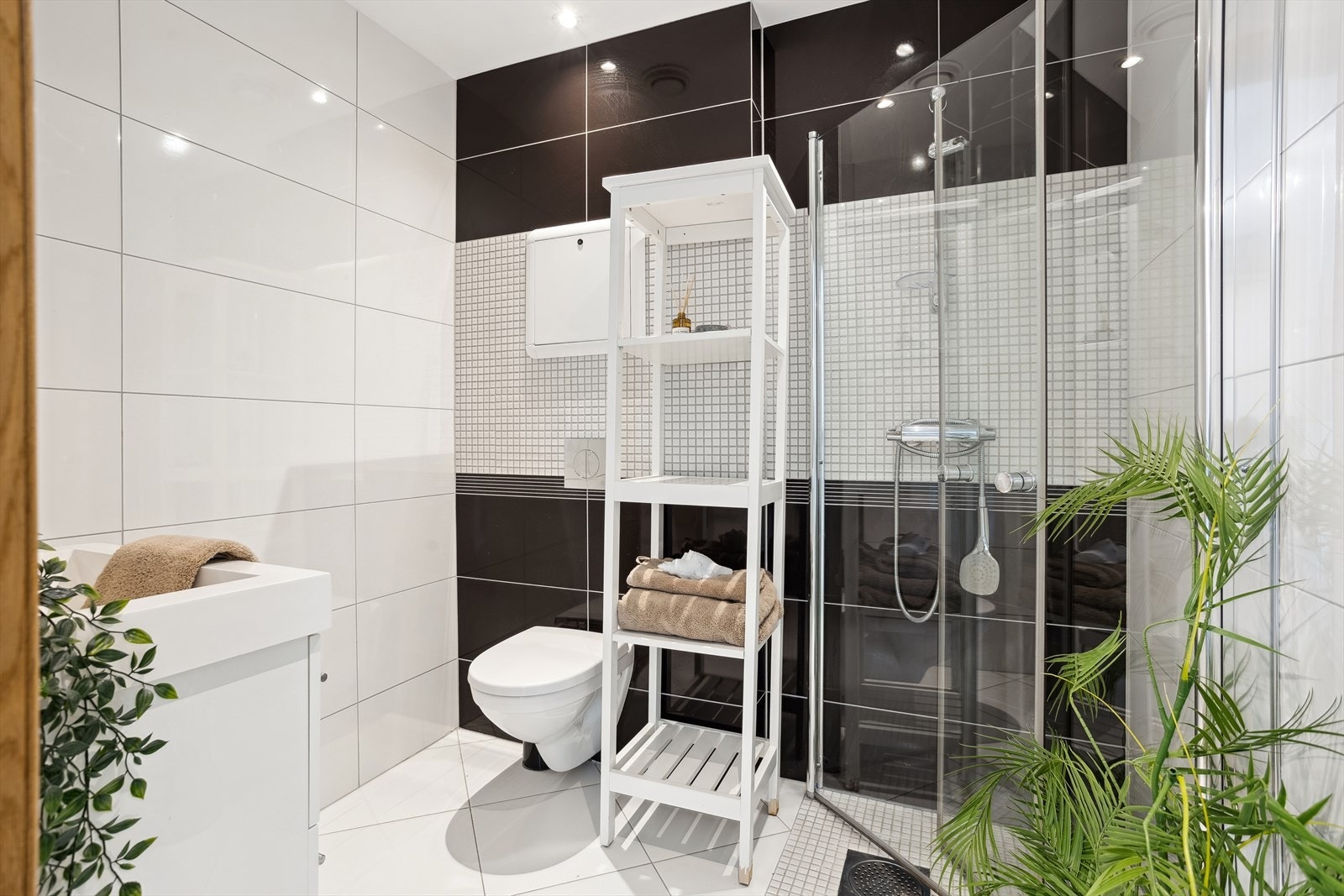 Pent helfliset bad med malt platekledning i himling og led downlights Galleribilde