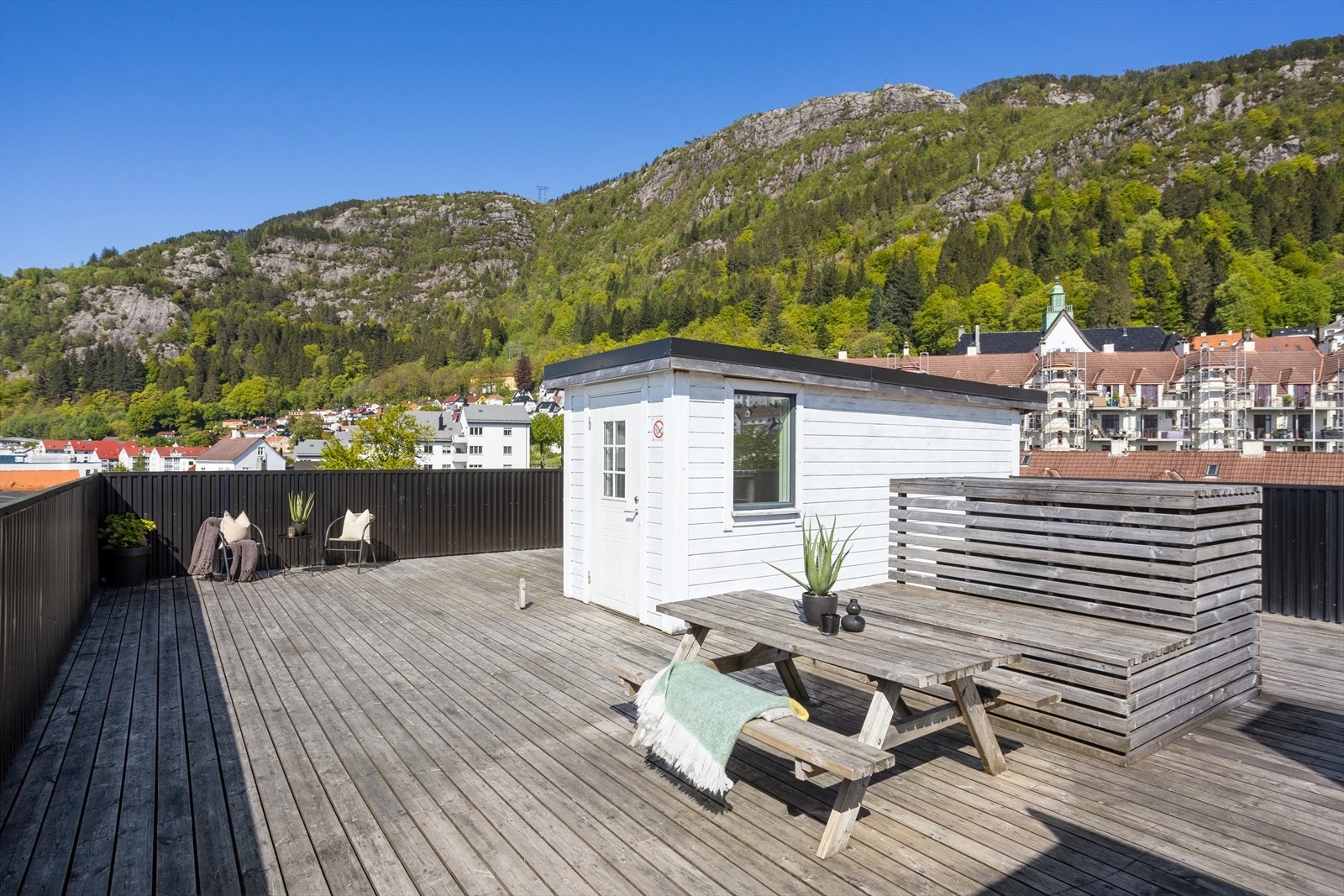 Takterrassen er et hyggelig sted å slappe av og nyte solfylte dager Galleribilde