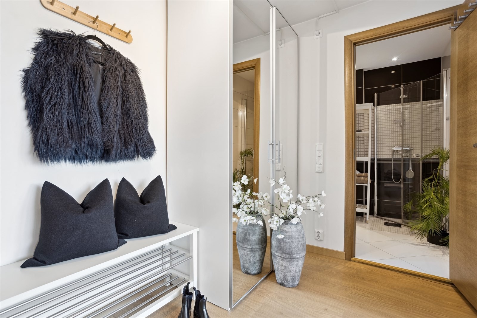 Entré har plass til skostativ og garderobeskap til oppbevaring av yttertøy. Det er også en ekstern bod på ca 3 m² som ligger i samme etasje Galleribilde