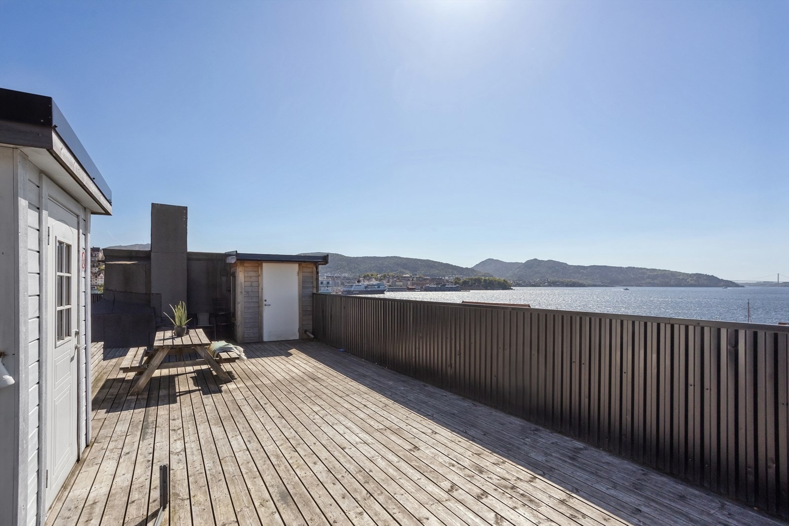 Øverst i bygget finner du Sameiets felles takterrasse med gode solforhold, nydelig utsikt mot sjø og nærområdet Galleribilde