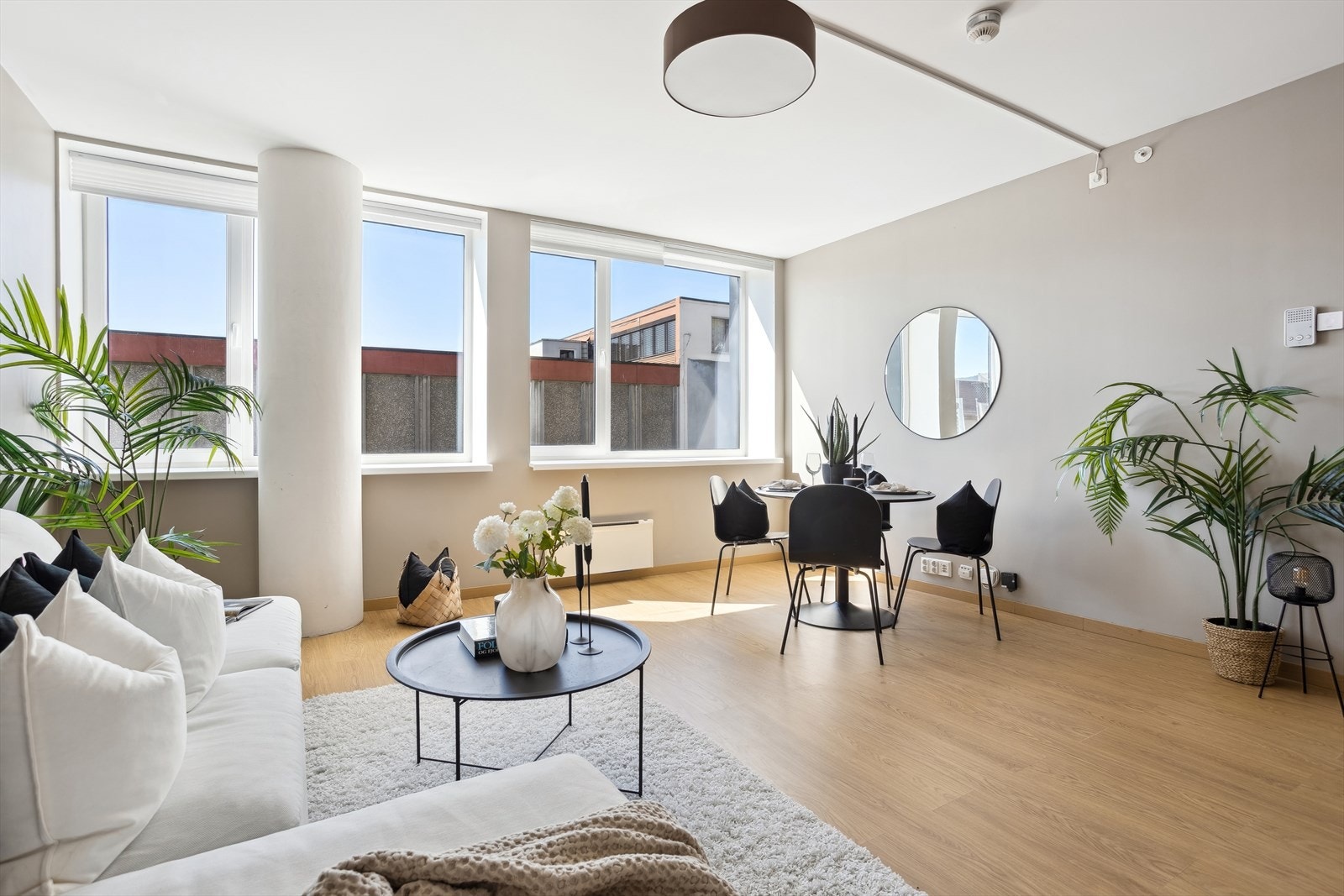 Stuen har plass til en fin spisegruppe, sofa, Tv-benk og annet ønskelig møblement Galleribilde