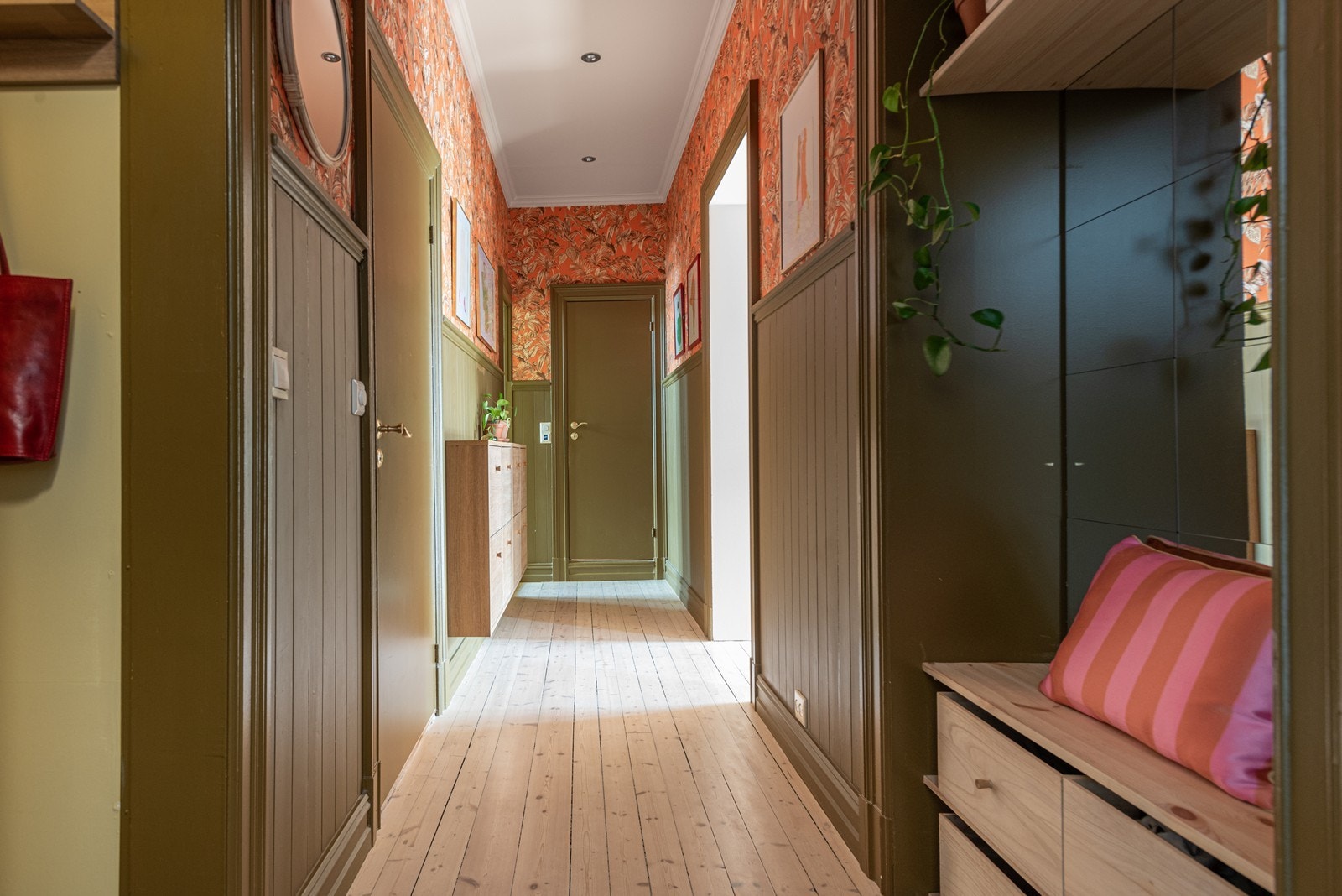 Hyggelig gang/entré med hyller og skuffer samt tilgang til praktisk garderobe. Galleribilde