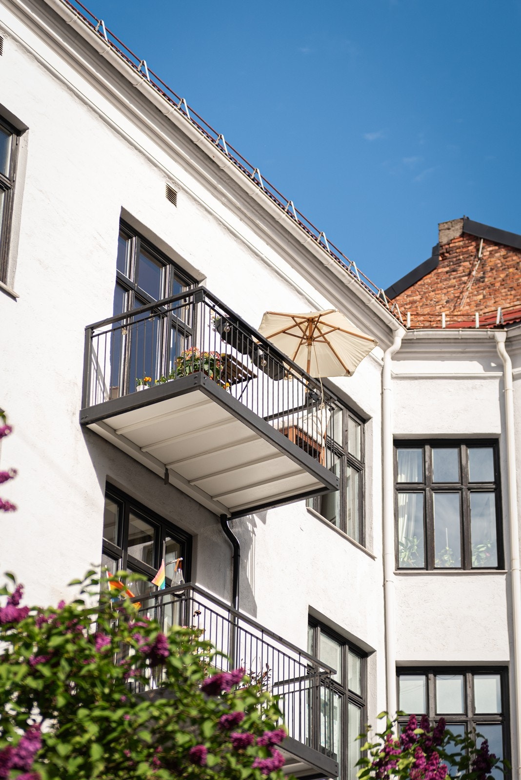 Solfylt og hyggelig balkong i veldrevet borettslag. Galleribilde