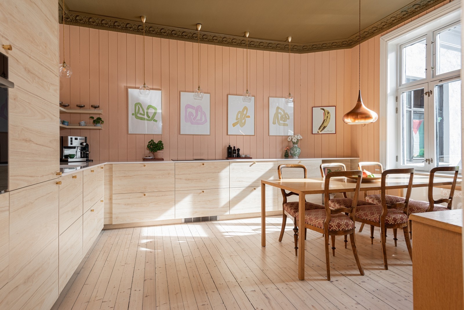 Stort og lekkert kjøkken med 3m takhøyde, nytt i 2022. Kjøkkenet har høy standard på hvitevarer, snekkerbygde hyller og benkeplate på 20mm i det slitesterke materialet kvarts. Galleribilde