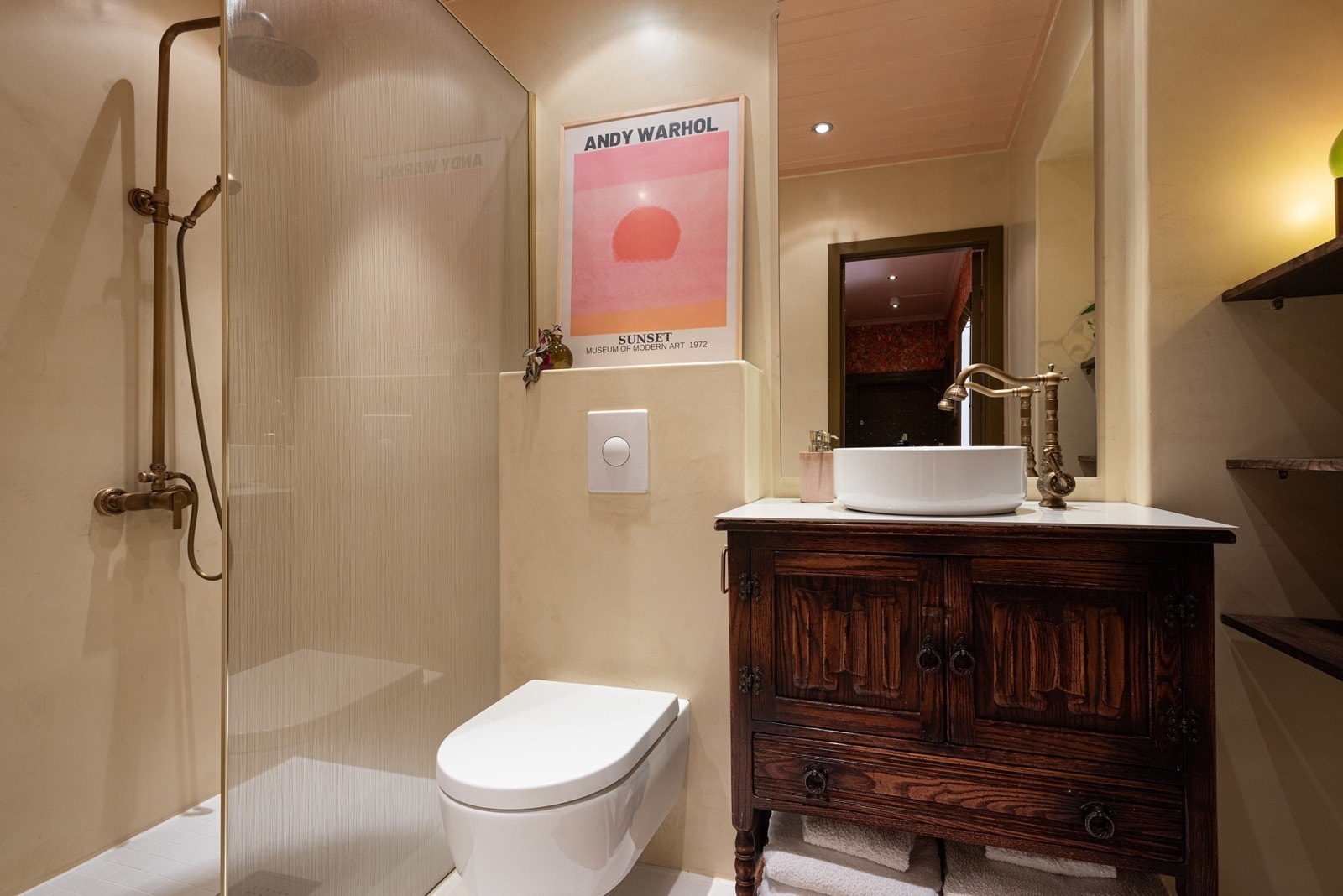 Lekkert bad, pusset opp i 2024 med nytt baderomsmøblement, fliser på gulv og mikrosement. Galleribilde