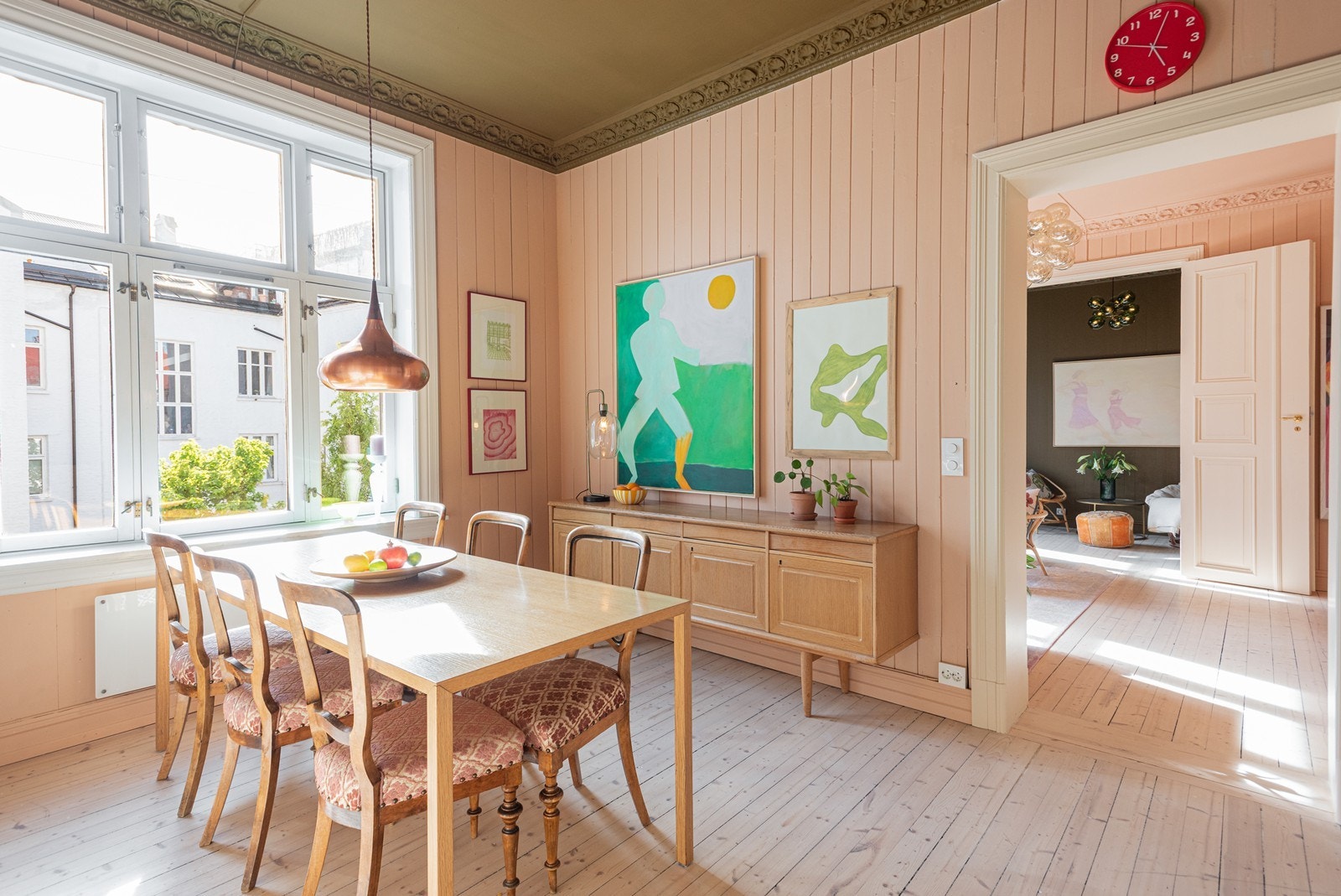 Hyggelig og sosial spiseplass med god plass til langbord. Galleribilde