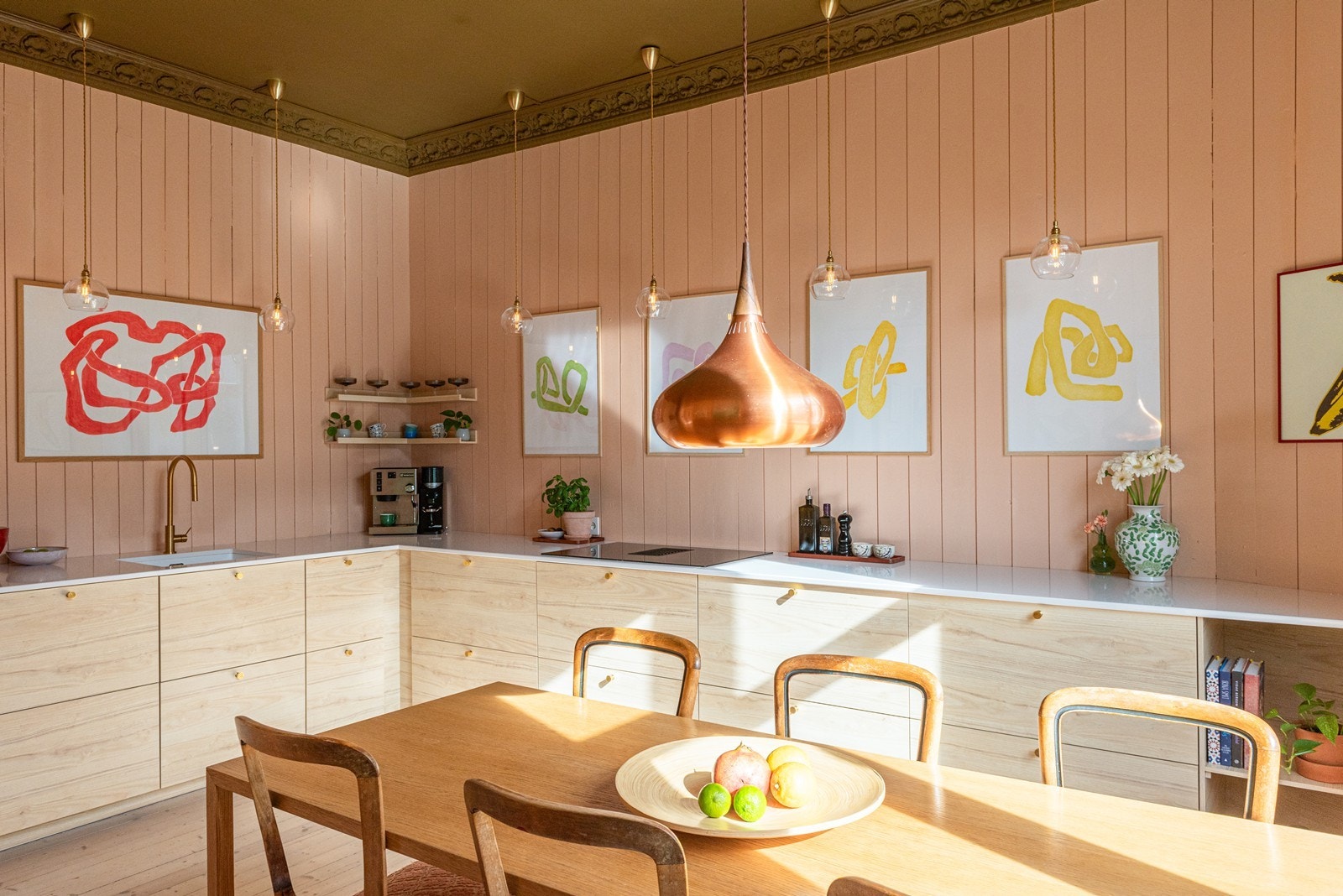 Her er det godt med skap- og benkeplass. Galleribilde