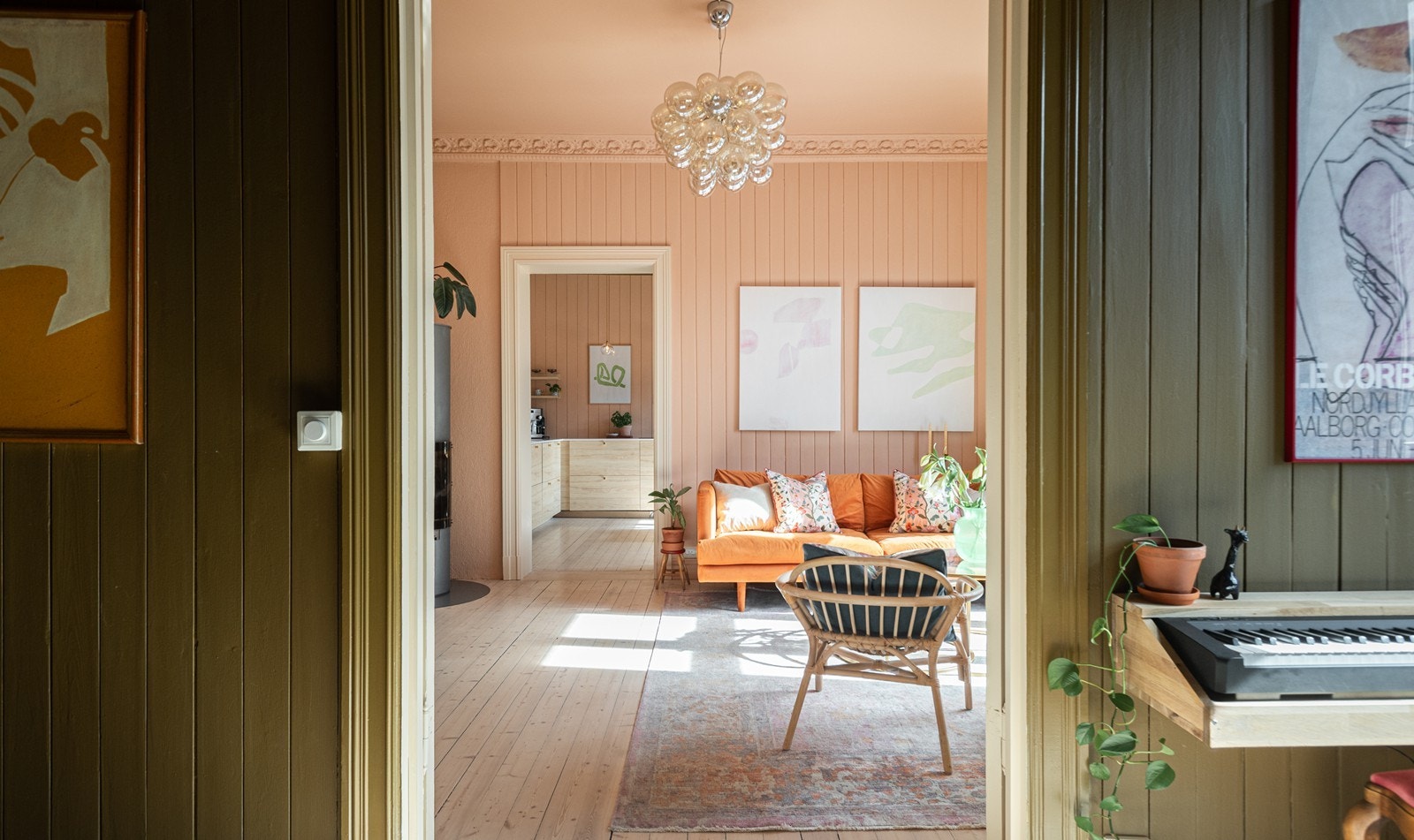 De tre sammenhengende rommene gir en åpen og romslig følelse. Galleribilde