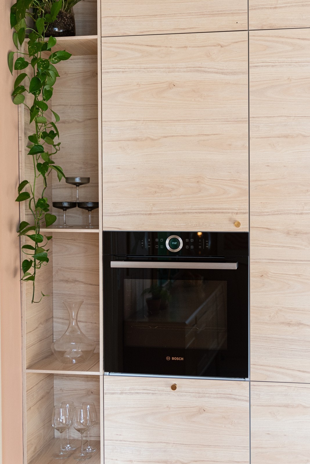 Snekkerbygde hyller med gode oppbevaringsmuligheter som gir et helhetlig inntrykk. Galleribilde