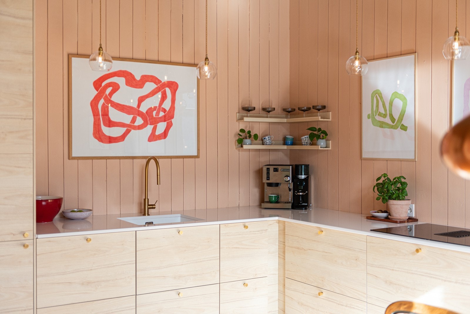 Eier har dokumentasjon på arbeid utført på kjøkken. Galleribilde