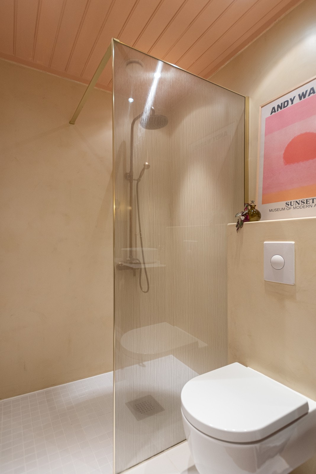 Regnfallsdusj og hånddusj i samme utførelse som blandebatteriet ved servanten. Galleribilde