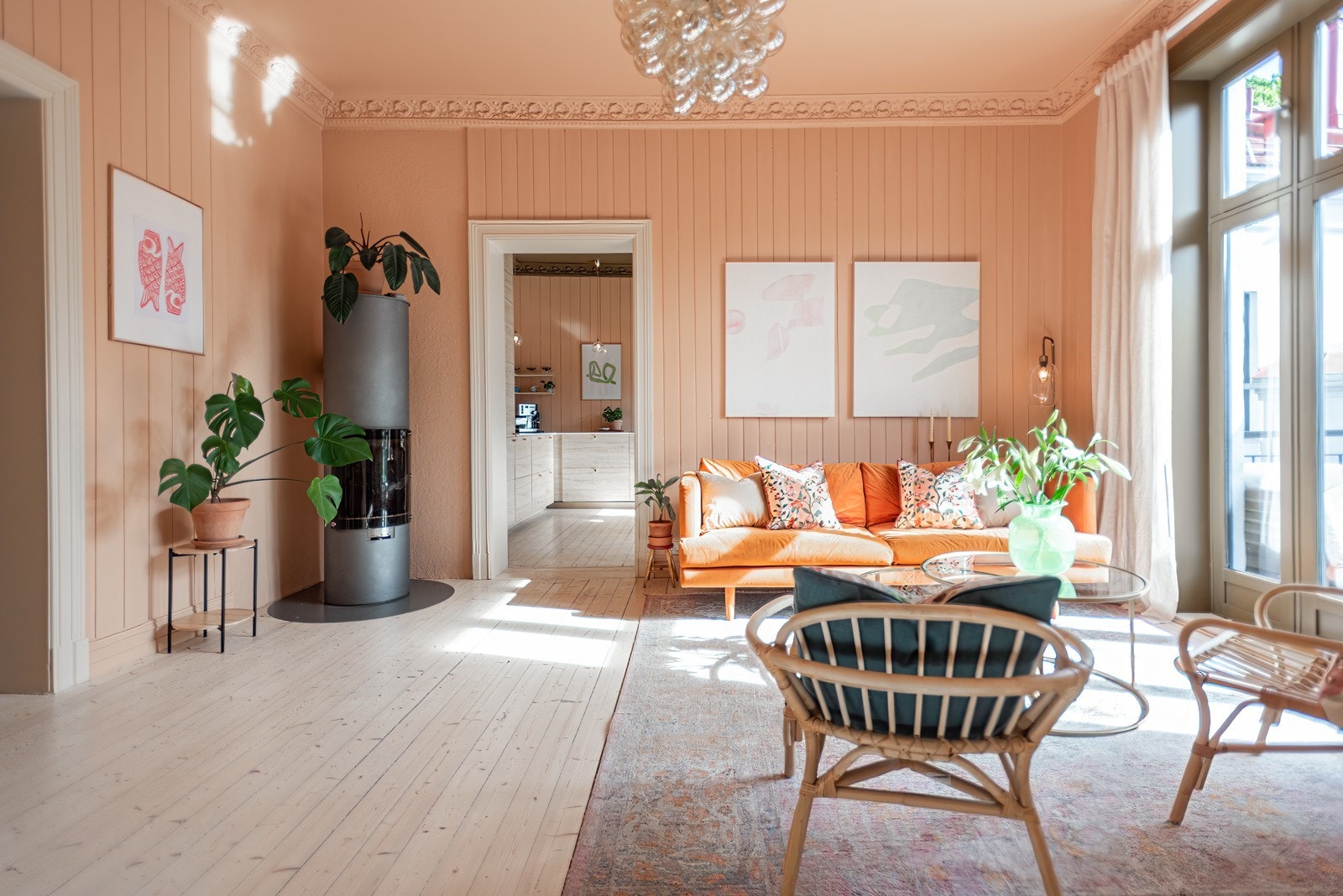 Leiligheten har meget god takhøyde, klassiske detaljer og store vindusflater som slipper inn godt med naturlig lys. Galleribilde