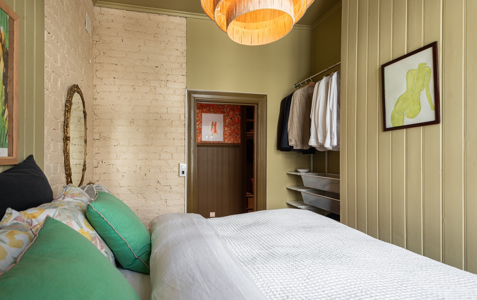 Stilig, malt murvegg i det ene hjørnet. Galleribilde