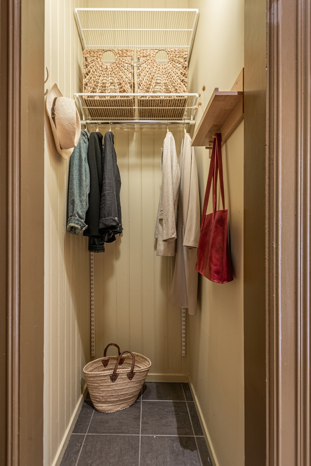 Garderobe rett ved inngangsdør, her er det godt med plass til både yttertøy og sko. Galleribilde