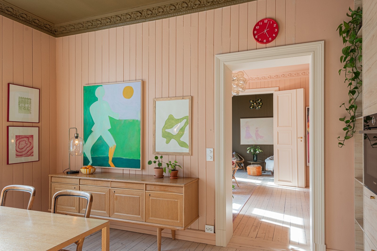 Leiligheten fremstår meget velholdt og moderne, samtidig som det er tatt vare på de gamle, klassiske detaljene. Galleribilde