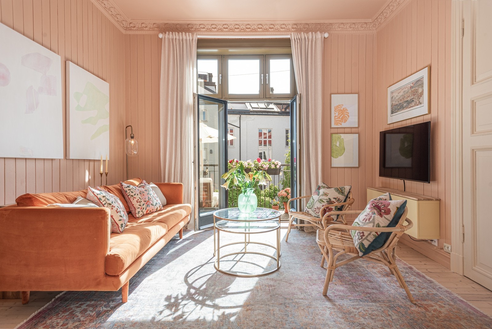 Ut fra stue er det en romslig og solfylt balkong med utsyn mot hyggelig bakgård. Galleribilde