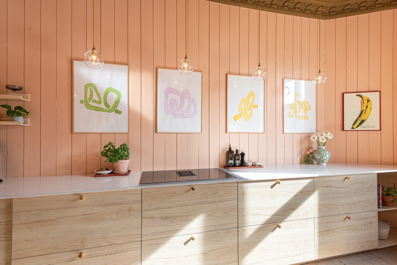 Lekre og moderne fargevalg fra Pure and Original i hele leiligheten (med unntak av hovedsoverom). Galleribilde