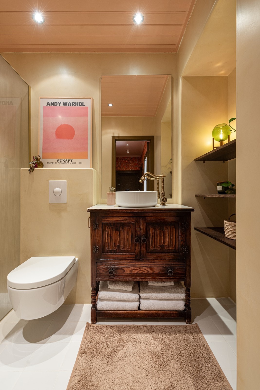 Veggmontert toalett fra Villeroy and Boch. Galleribilde