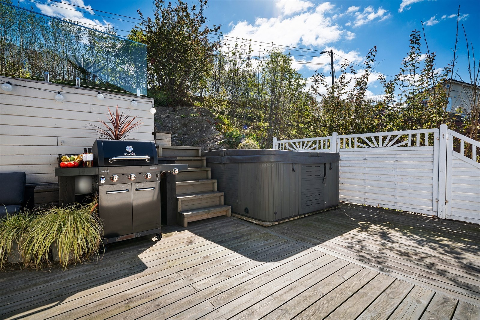 - Her kan du invitere familie og venner til hyggelige grillmiddager eller bare for å nyte solen og utsikten - Galleribilde