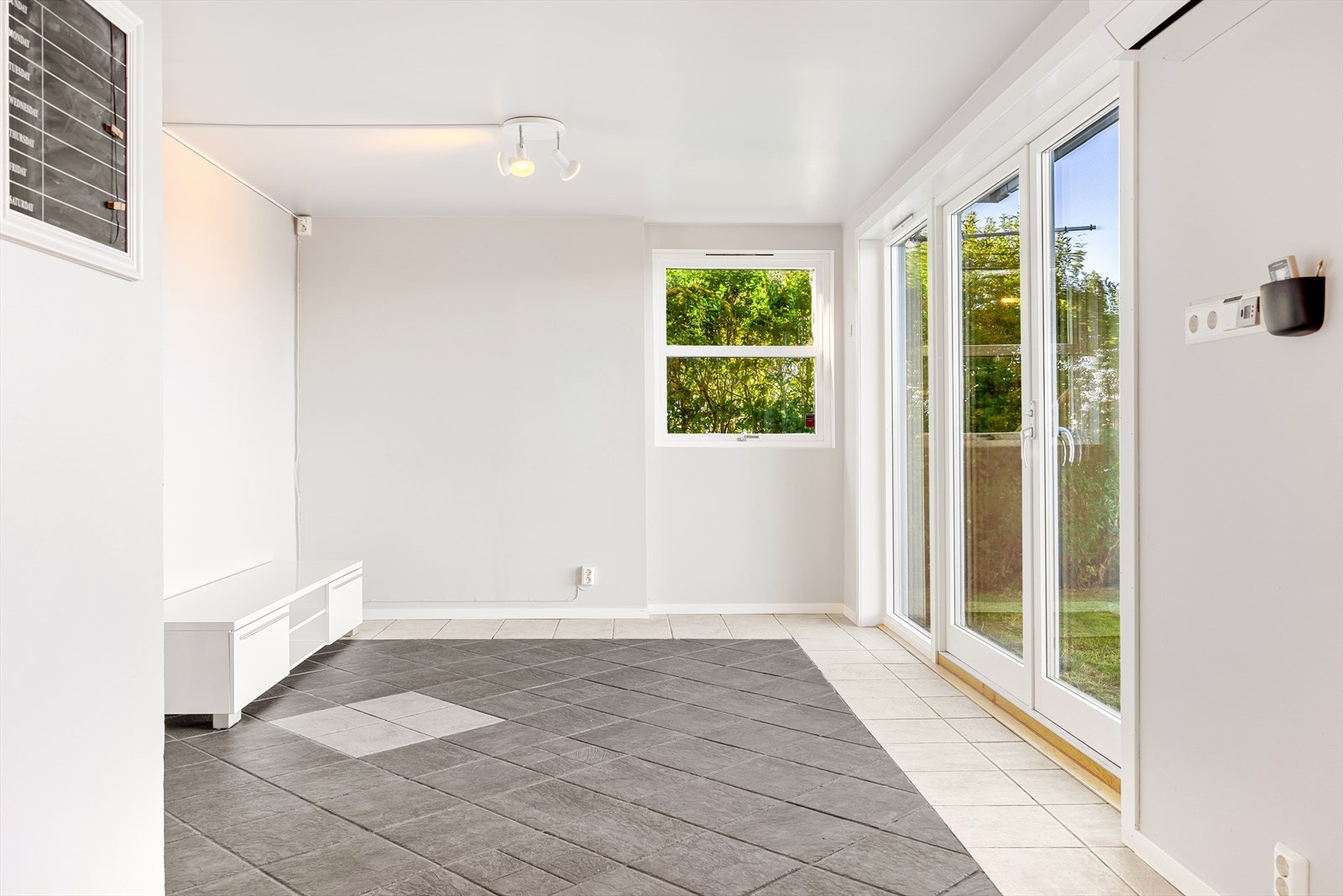 - LEILIGHET U. ETG: Velkommen inn til boligens leilighet i underetasjen (ikke godkjent) - Galleribilde