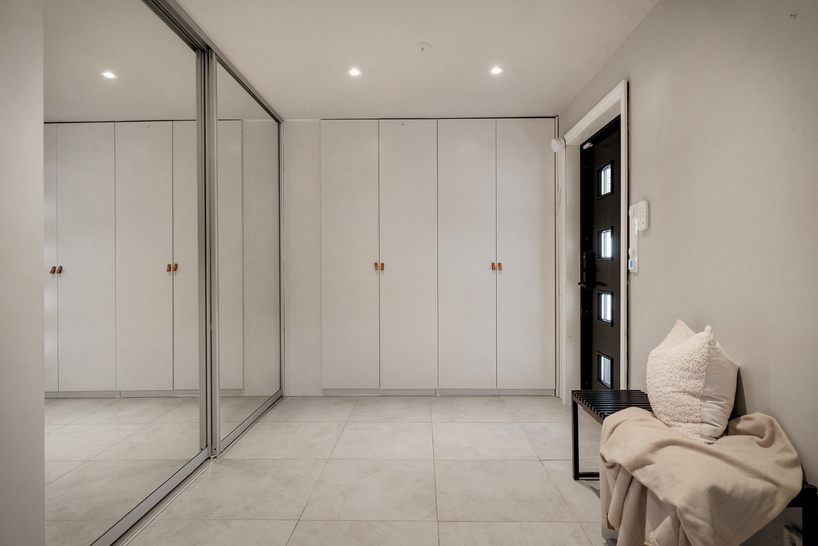 - Inngangshallen byr på rikelig med oppbevaringsmuligheter - Galleribilde