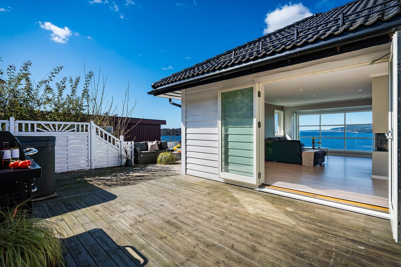 - Vi beveger oss videre inn til boligen som har direkte tilkomst til terrassen - Galleribilde