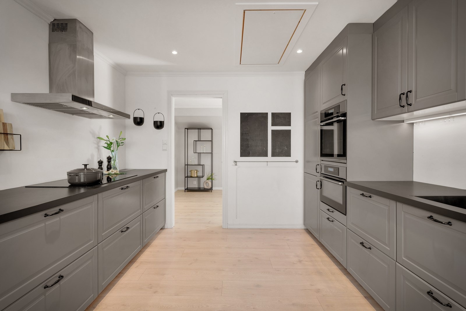 - Meget romslig kjøkken med helintegrerte, medfølgende hvitevarer - Galleribilde