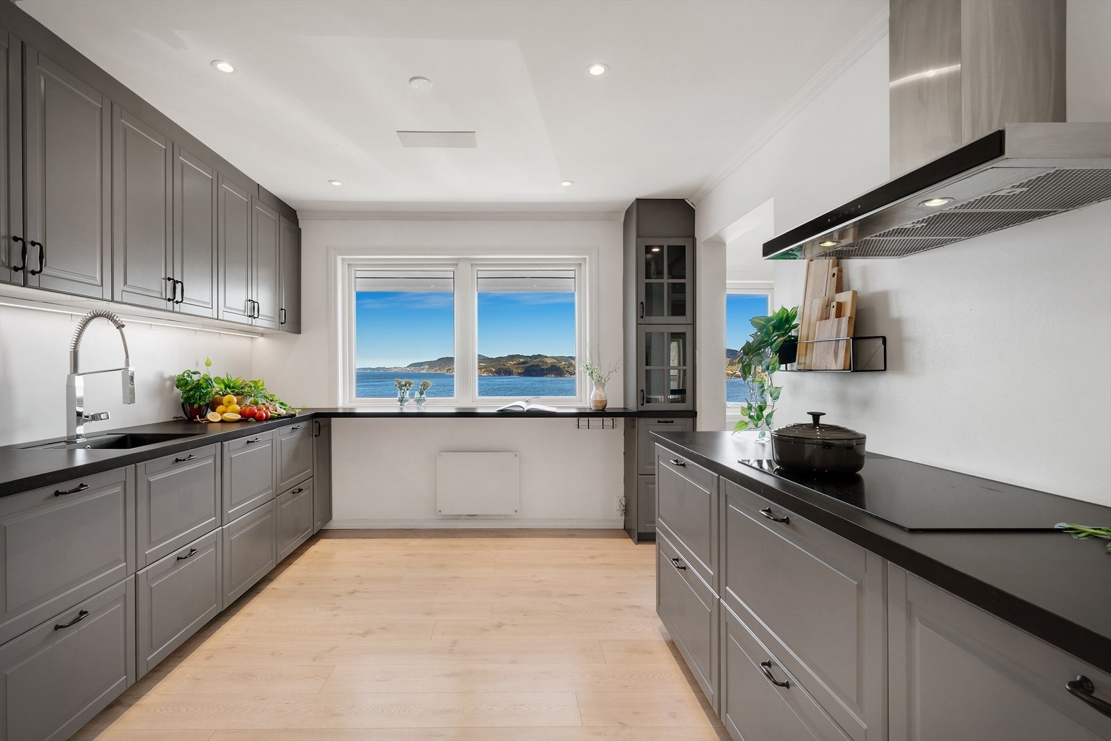 - Også fra kjøkkenet kan den nydelige sjøutsikten nytes - Galleribilde