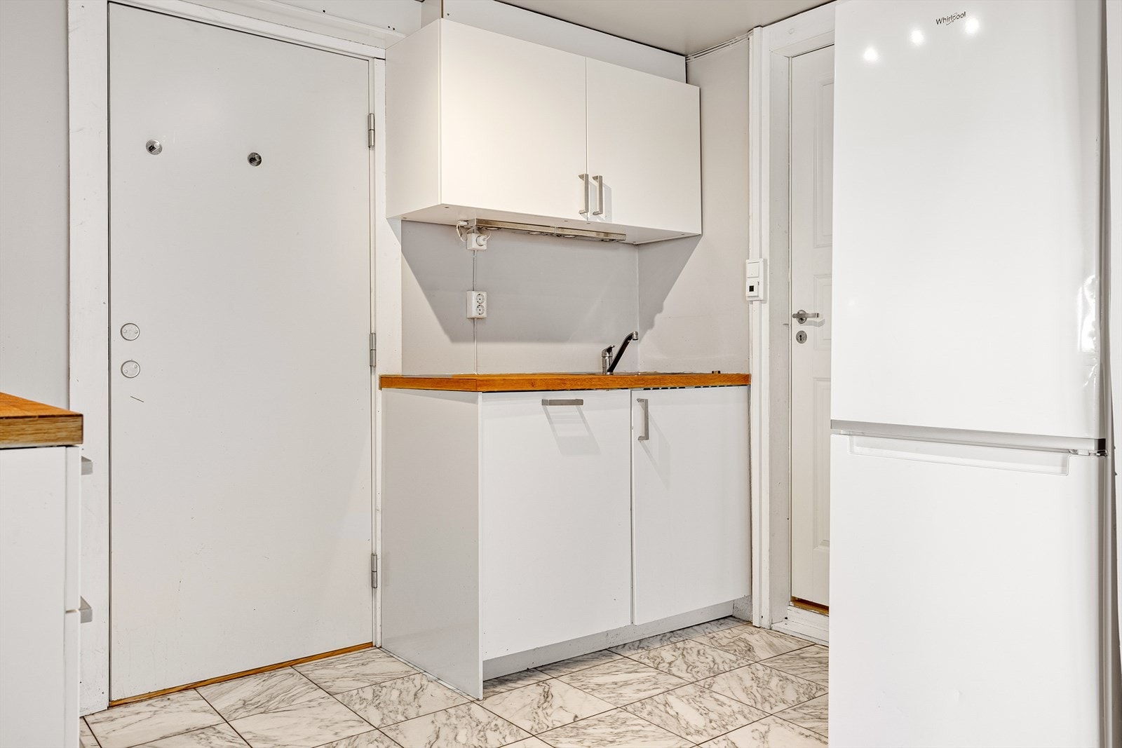 - U. etg leies ut for kr. 12 000,- pr. md uten strøm (ikke godkjent) - Galleribilde