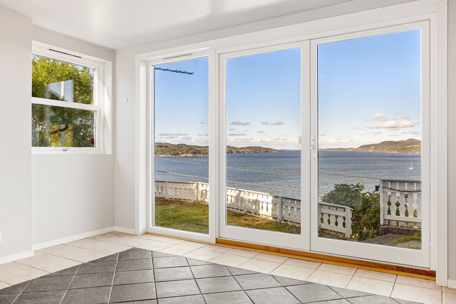 - Leiligheten består av entré, stue/kjøkken, 2 soverom og bad (ikke godkjent) - Galleribilde