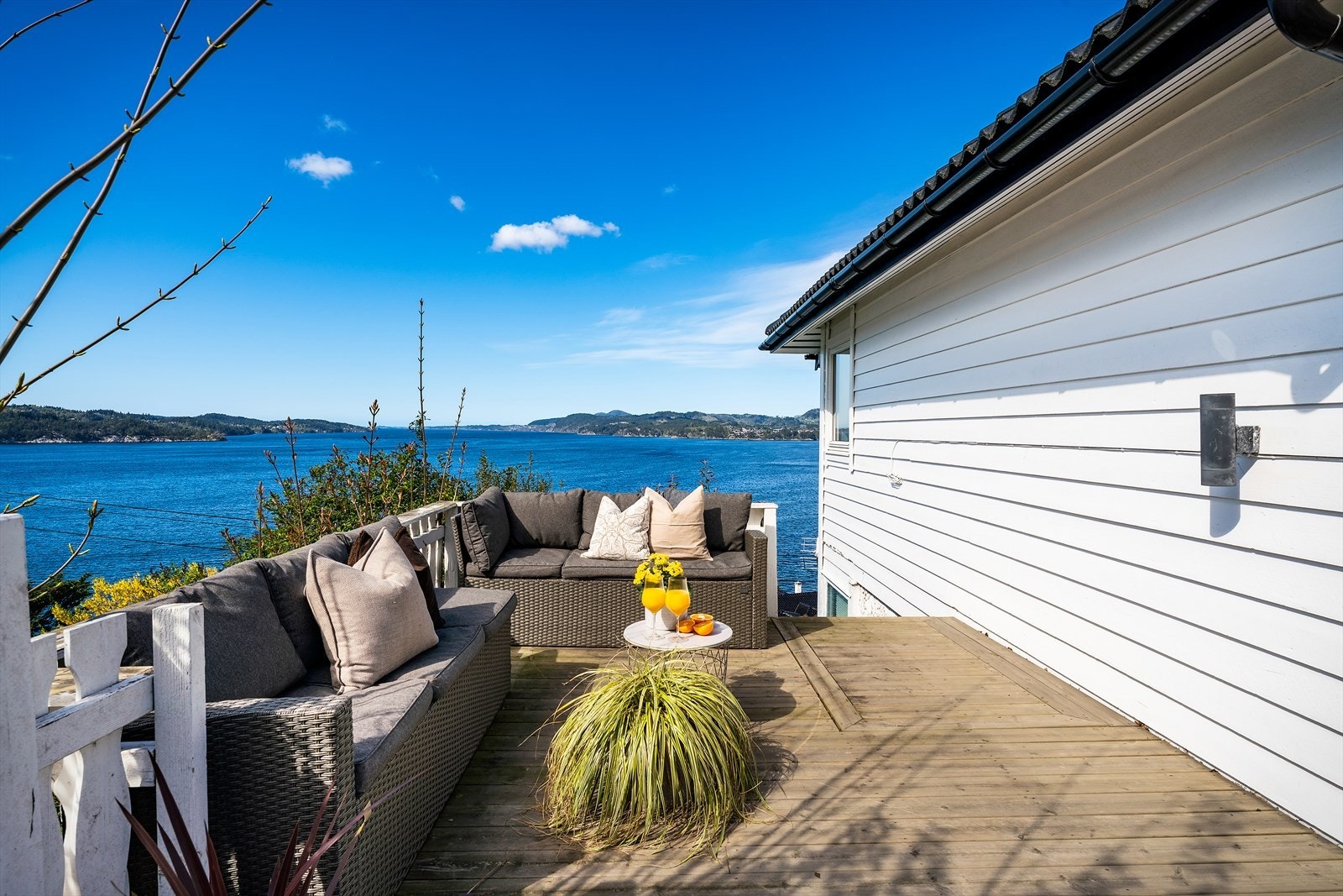 - Terrassen kan deles inn i ulike soner, hvor du har rikelig med plass til utemøblement- Galleribilde