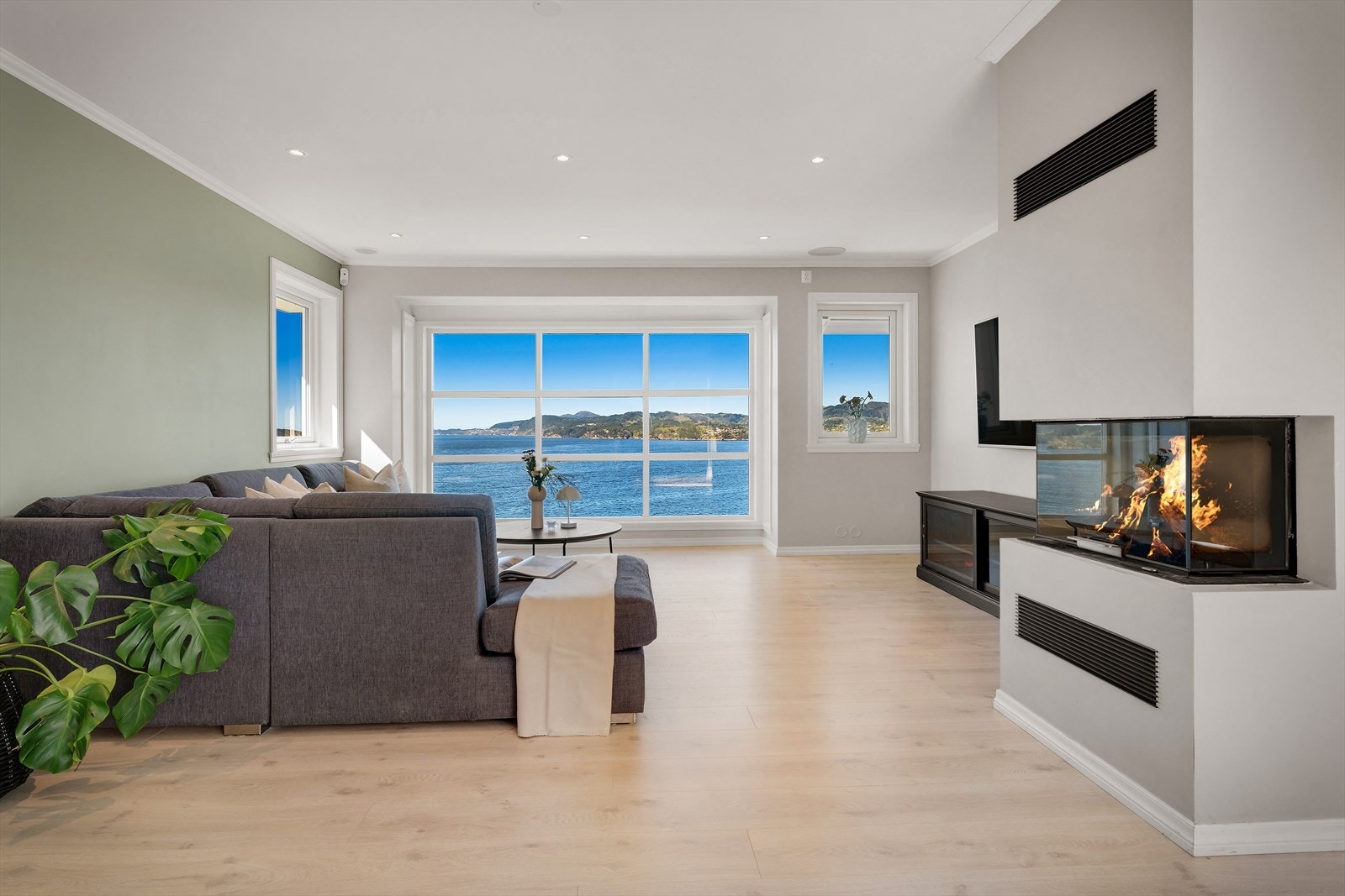 - Boligen går over 2 plan og måler hele 226m² - Galleribilde