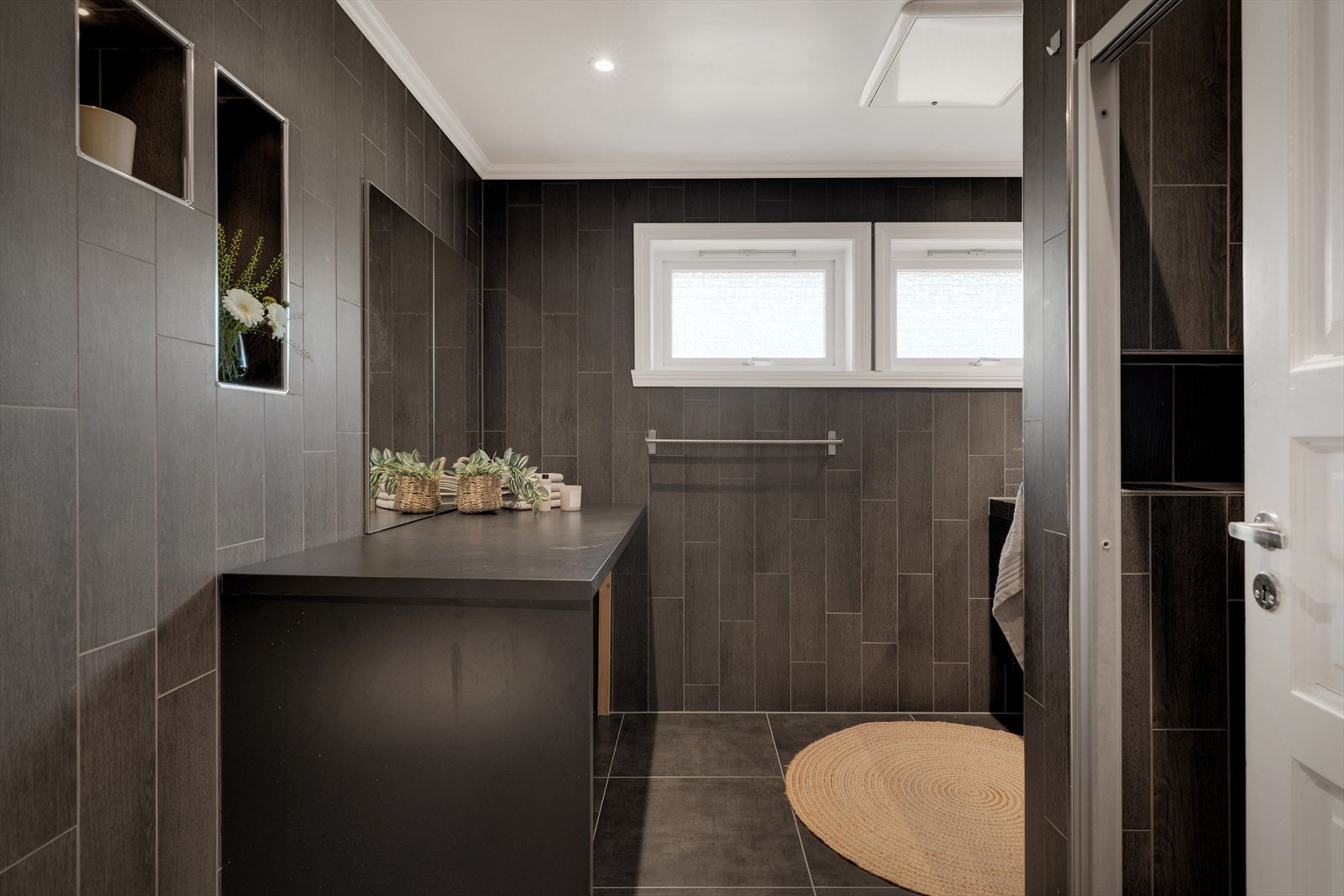 - Et praktisk og familievennlig baderom. Merk deg benken som er perfekt som stellebord/klessortering etc. - Galleribilde