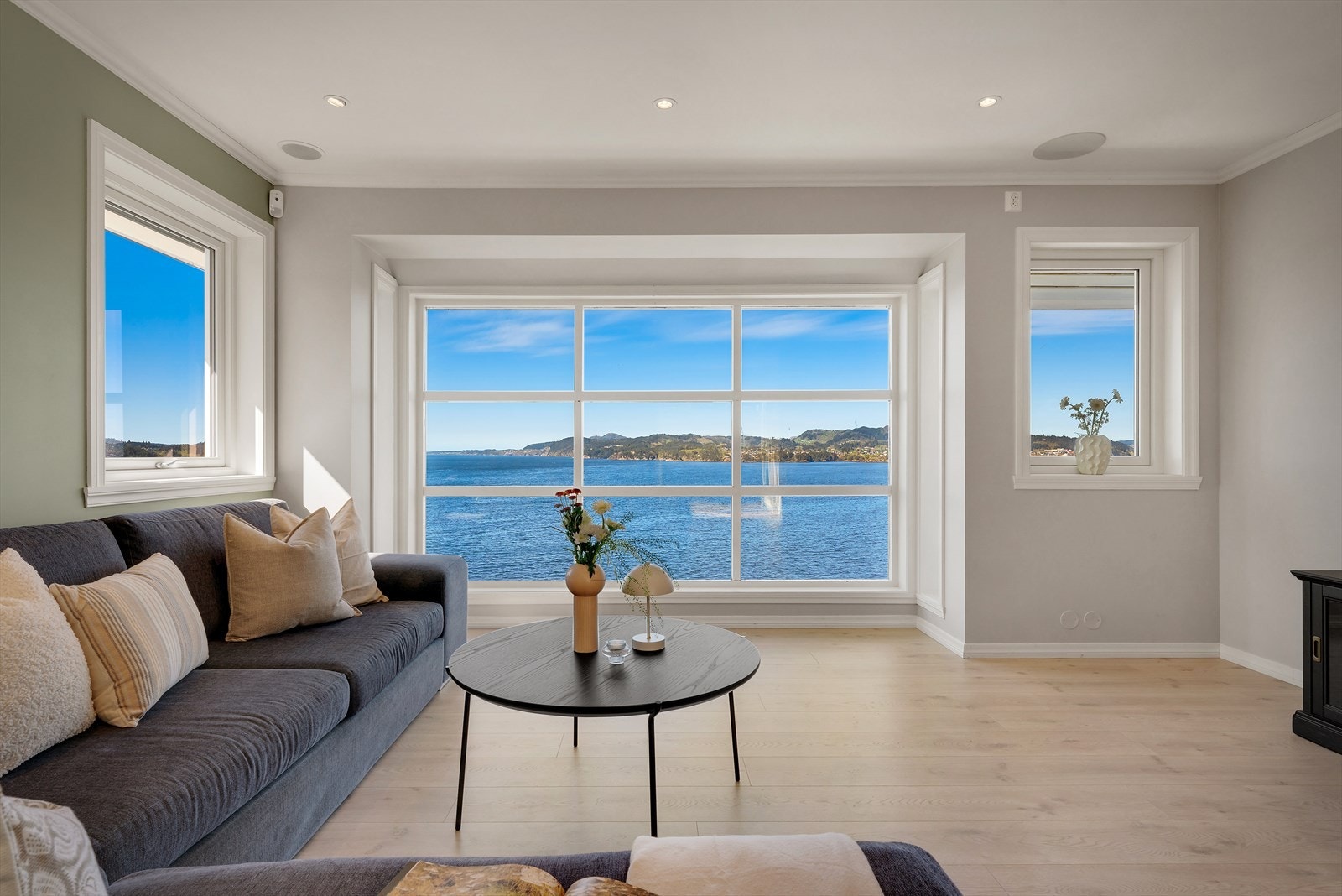 - I hovedetasjen finner vi stue, kjøkken, spisestue, to soverom, bad og gang - Galleribilde