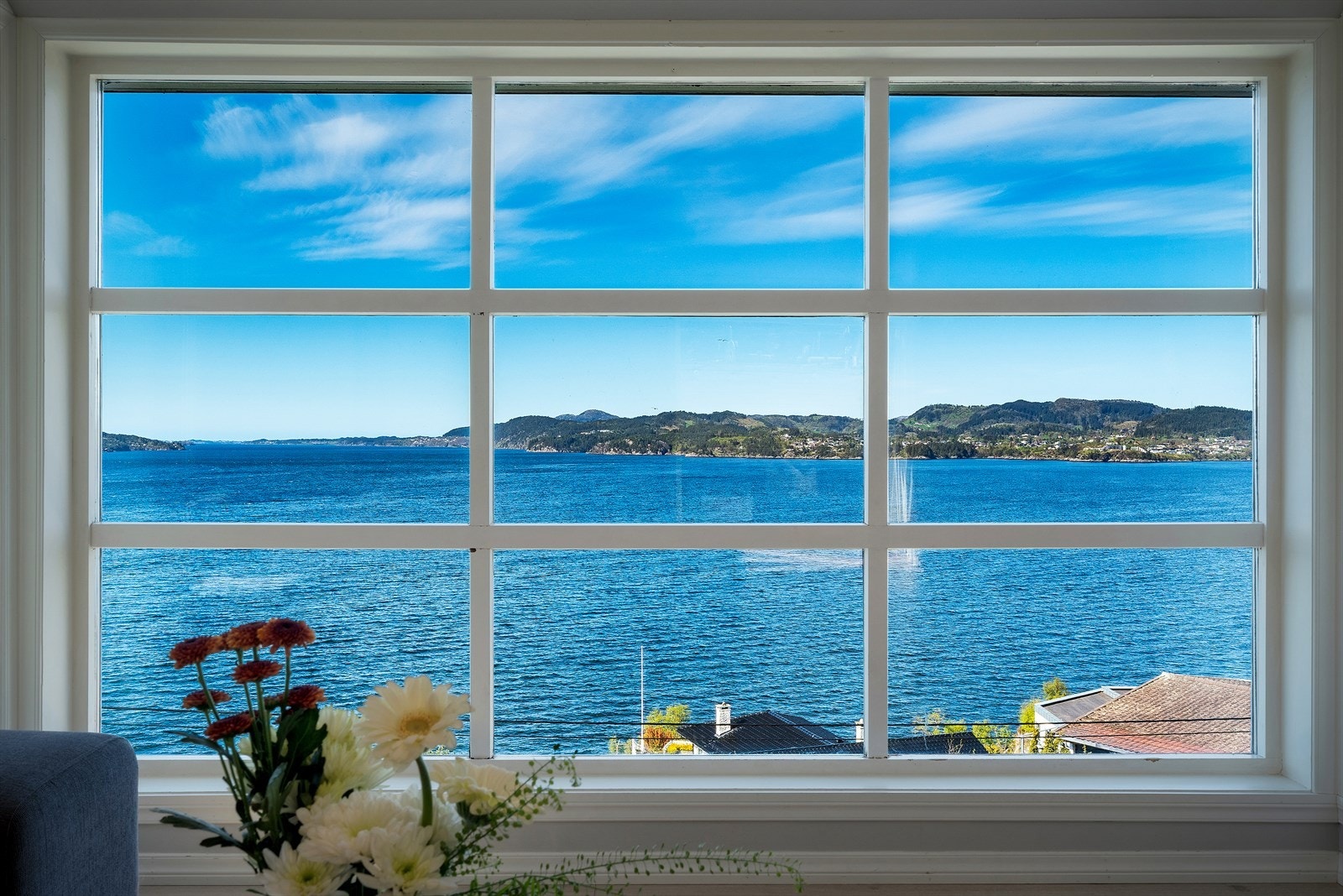 - Idyllisk familiebolig med fantastisk sjøutsikt; sjelden mulighet i en ettertraktet, rolig gate - Galleribilde