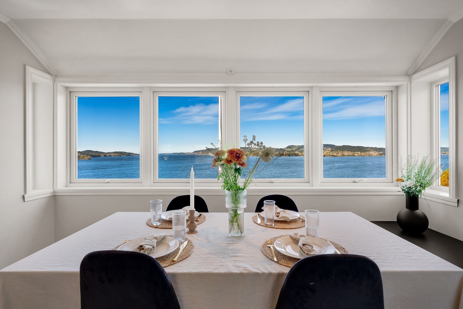 - Nyt sjøutsikten direkte fra spisebordet. Utsikten endrer seg kontinuerlig - Galleribilde