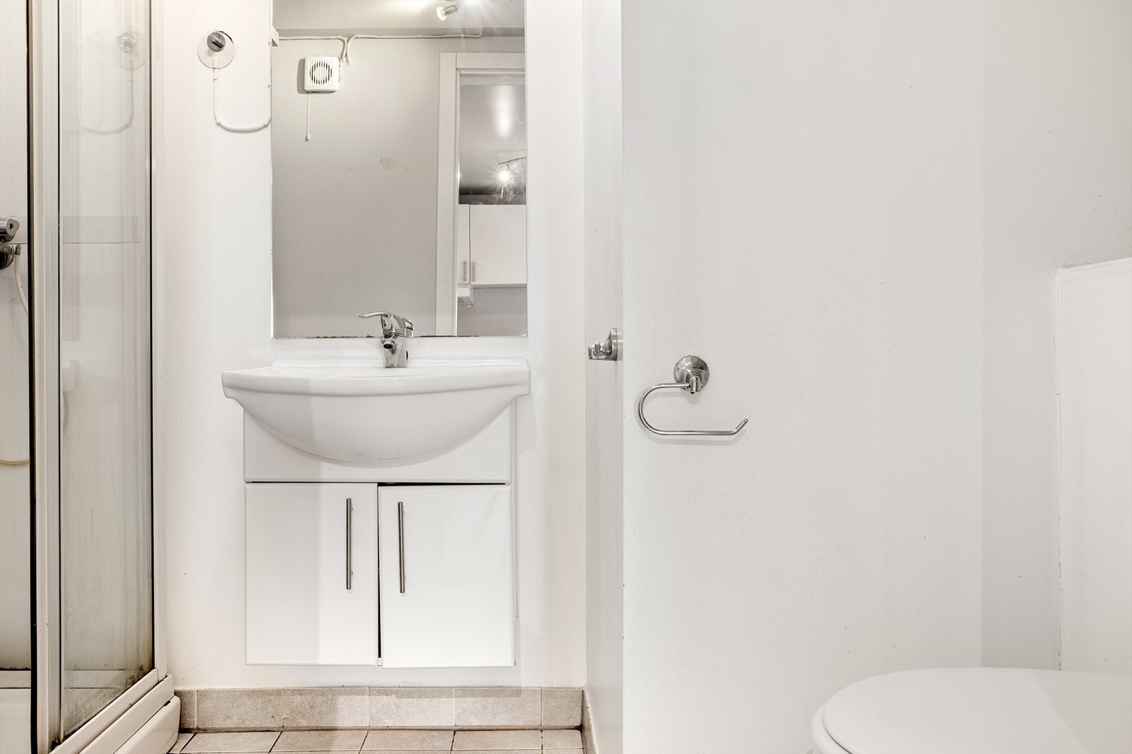 - Badet inneholder vegghengt servantinnredning, servant, dusjkabinett og vegghengt toalett (ikke godkjent) - Galleribilde