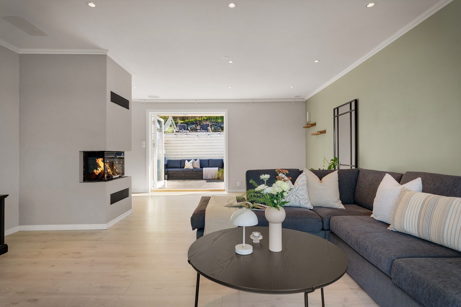 - Merk den flotte peisen som sørger for behagelig temperatur og koselig stemning - Galleribilde