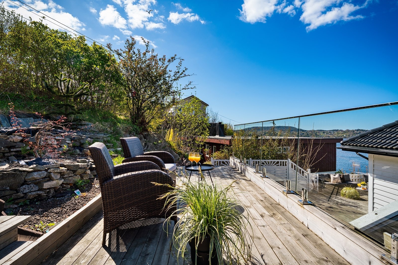 - Tomten oppleves skjermet og privat. Her kan du nyte flotte sommerdager i rolige og avslappende omgivelser (Urtehage ligger bak fotograf på bilde og vises gjerne på visning) - Galleribilde