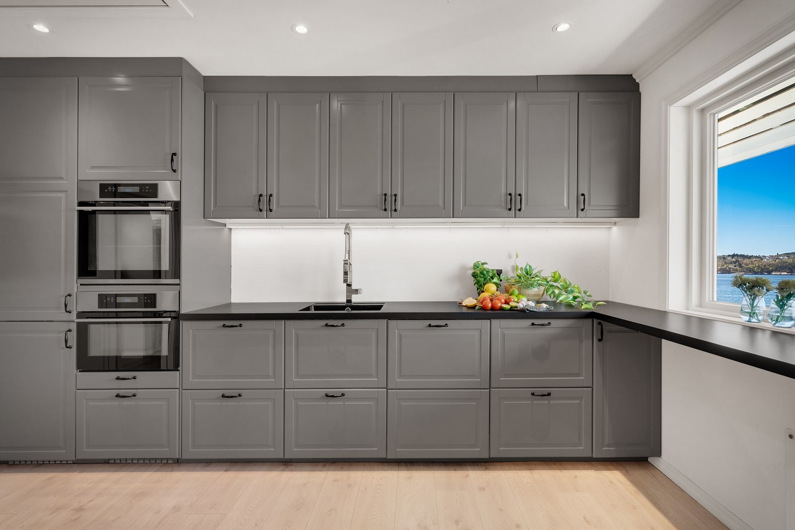 - Merk de takhøye skapene som gir meget godt med oppbevaringsplass - Galleribilde