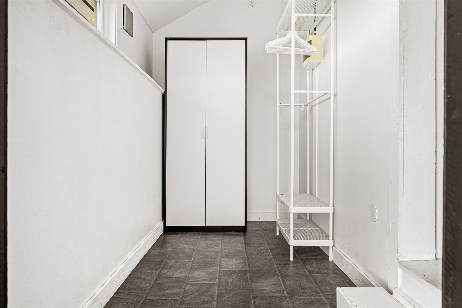 - Entré med god plass til å henge fra deg yttertøy (ikke godkjent) - Galleribilde