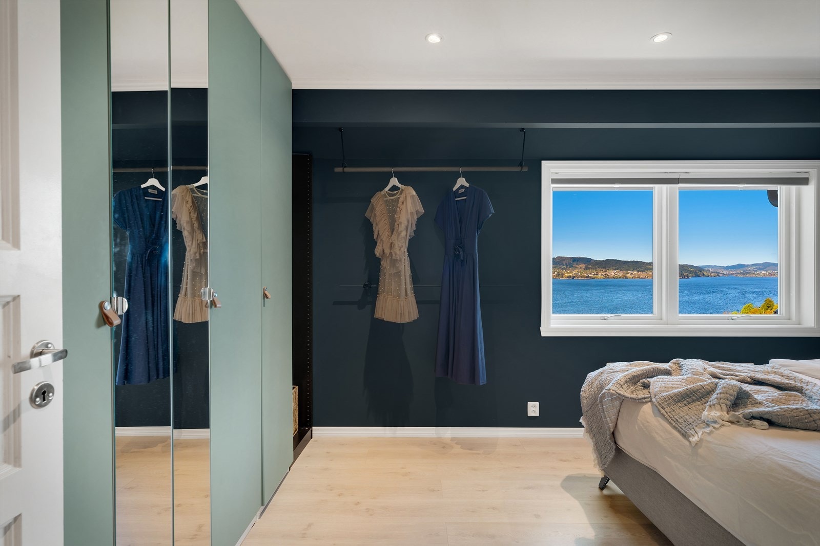 - Garderobeskap medfølger handelen helt kostnadsfritt - Galleribilde