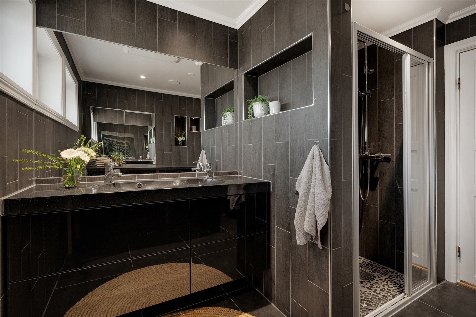 - Ny eier får gleden av dobbel servant, vegghengt servantinnredning med skuffer, dusjhjørne med glassdør og vegghengt toalett - Galleribilde