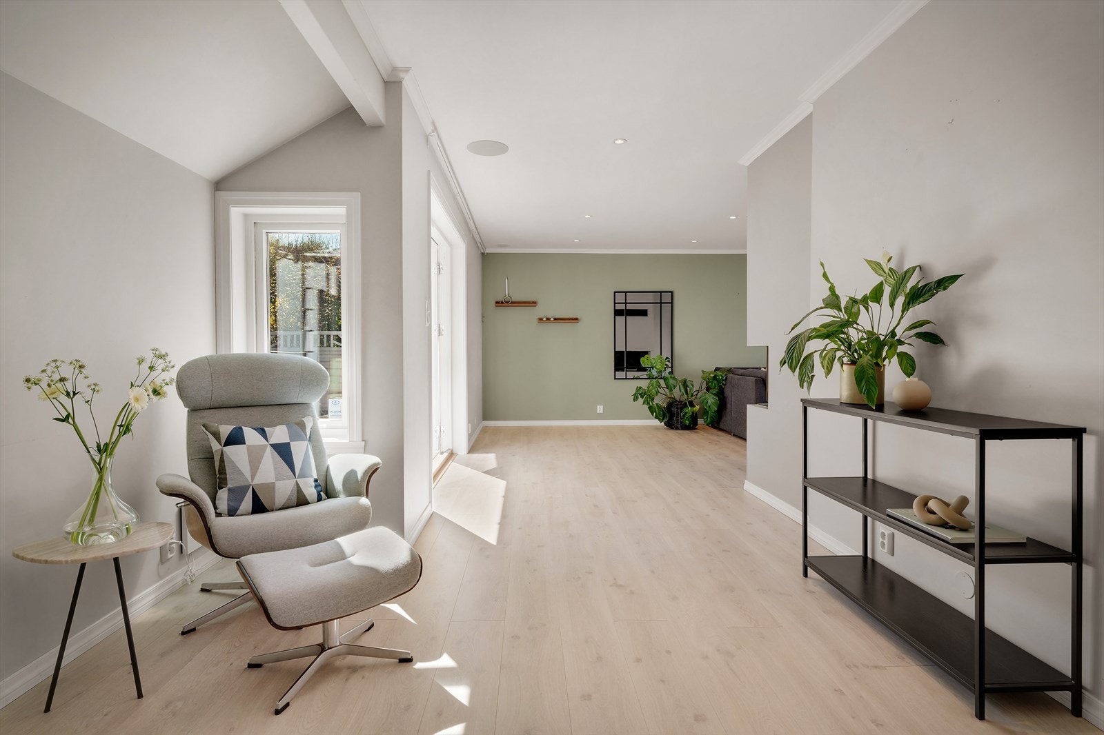 - Boligen kjennetegnes med store og gode oppholdsrom. Merk spotlights i himling - Galleribilde