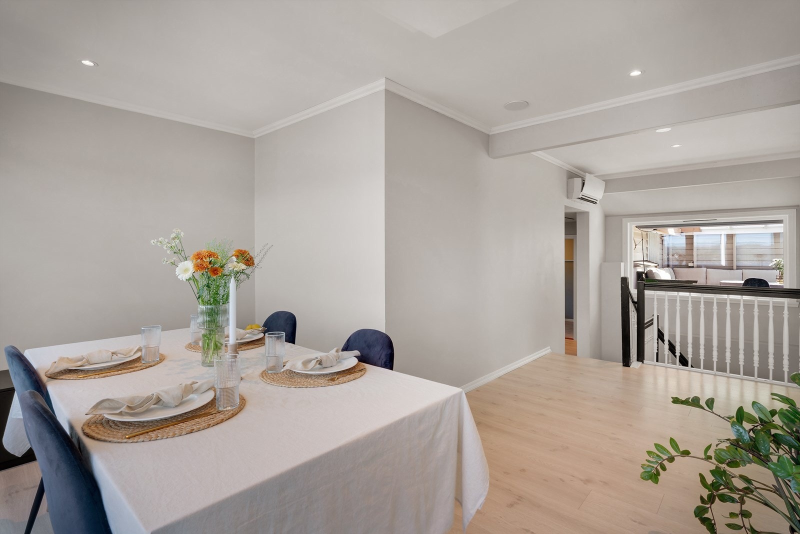 - Å handle inn til dagens middag kan gjøres ved lokalbutikken Rema 1000 Morvik - Galleribilde