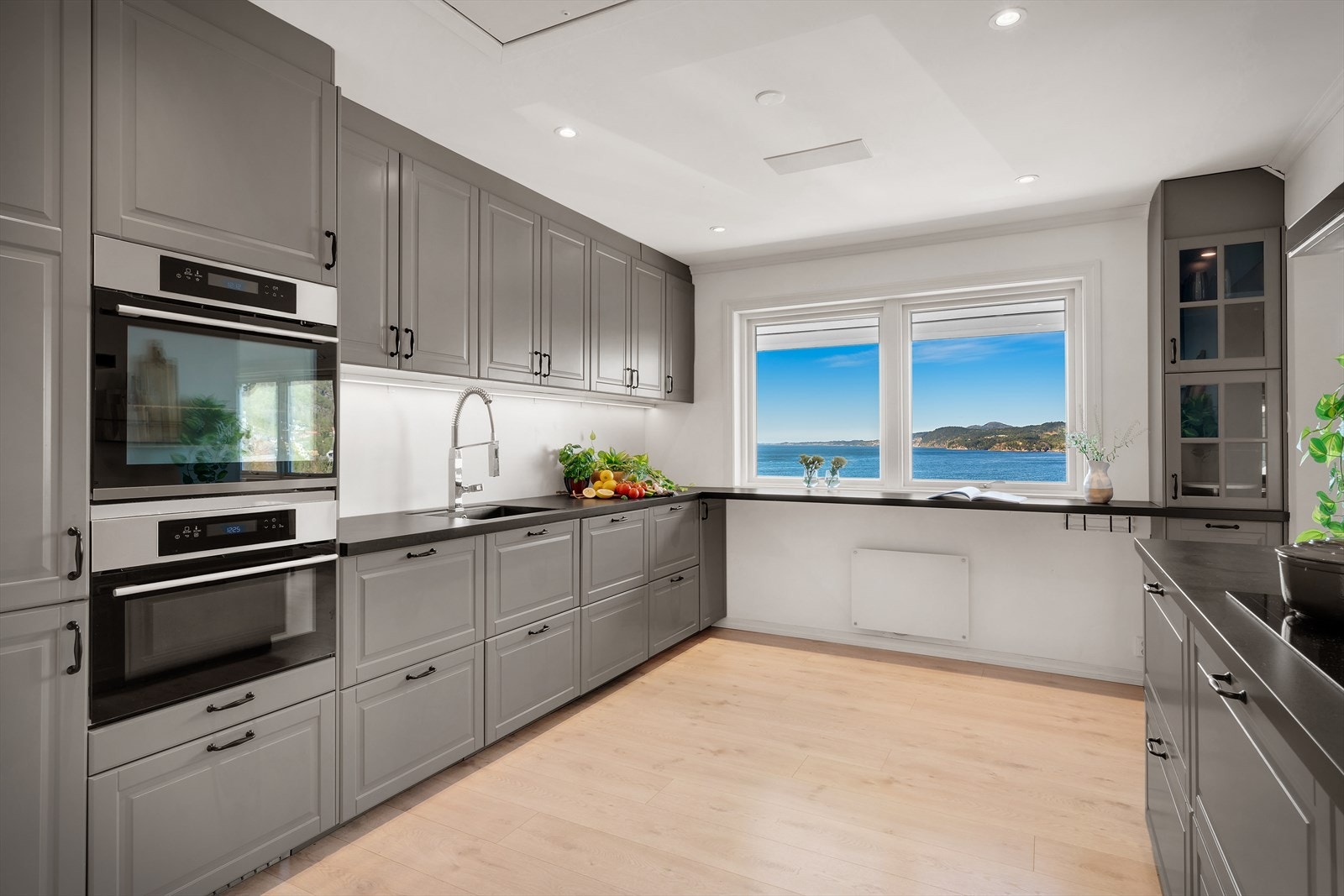 - Kjøkkenet har innredning med profilerte fronter fra 2014 og benkeplate av laminat - Galleribilde