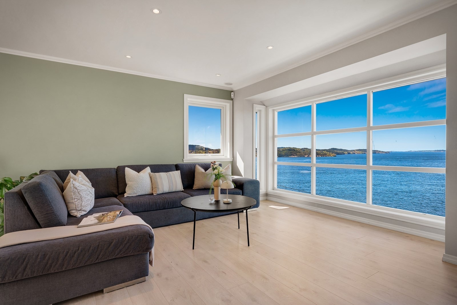 - Stuen byr på generøse vindusflater som drar den naturskjønne utsikten inn i rommet - Galleribilde